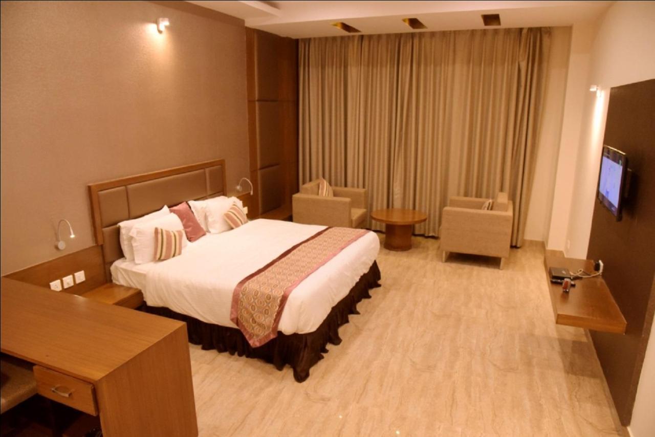 Hotel Krishna Palace, Ayodhya Bagian luar foto