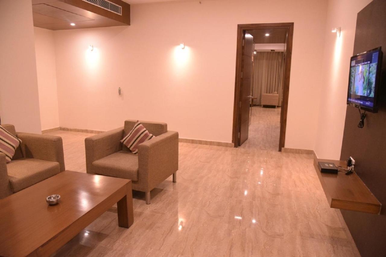 Hotel Krishna Palace, Ayodhya Bagian luar foto