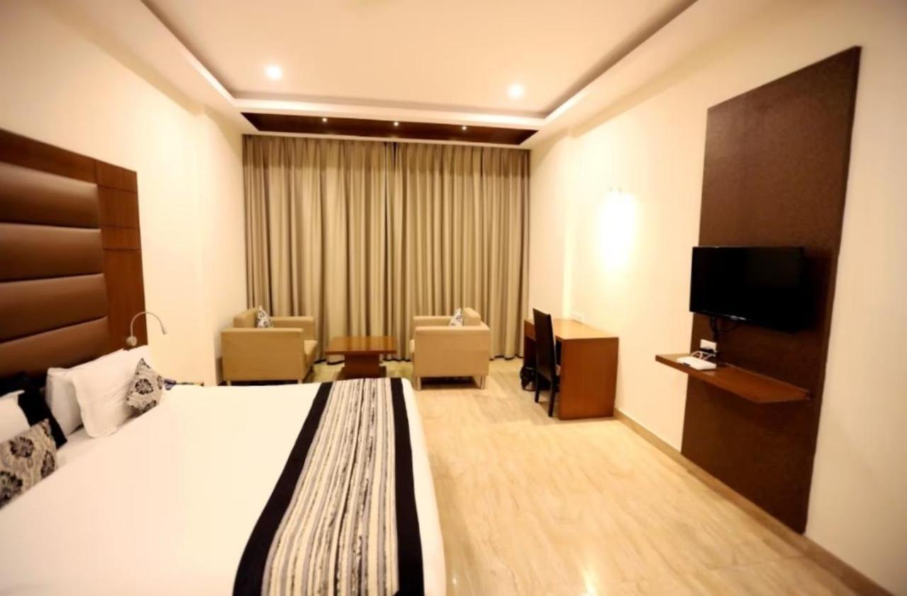 Hotel Krishna Palace, Ayodhya Bagian luar foto