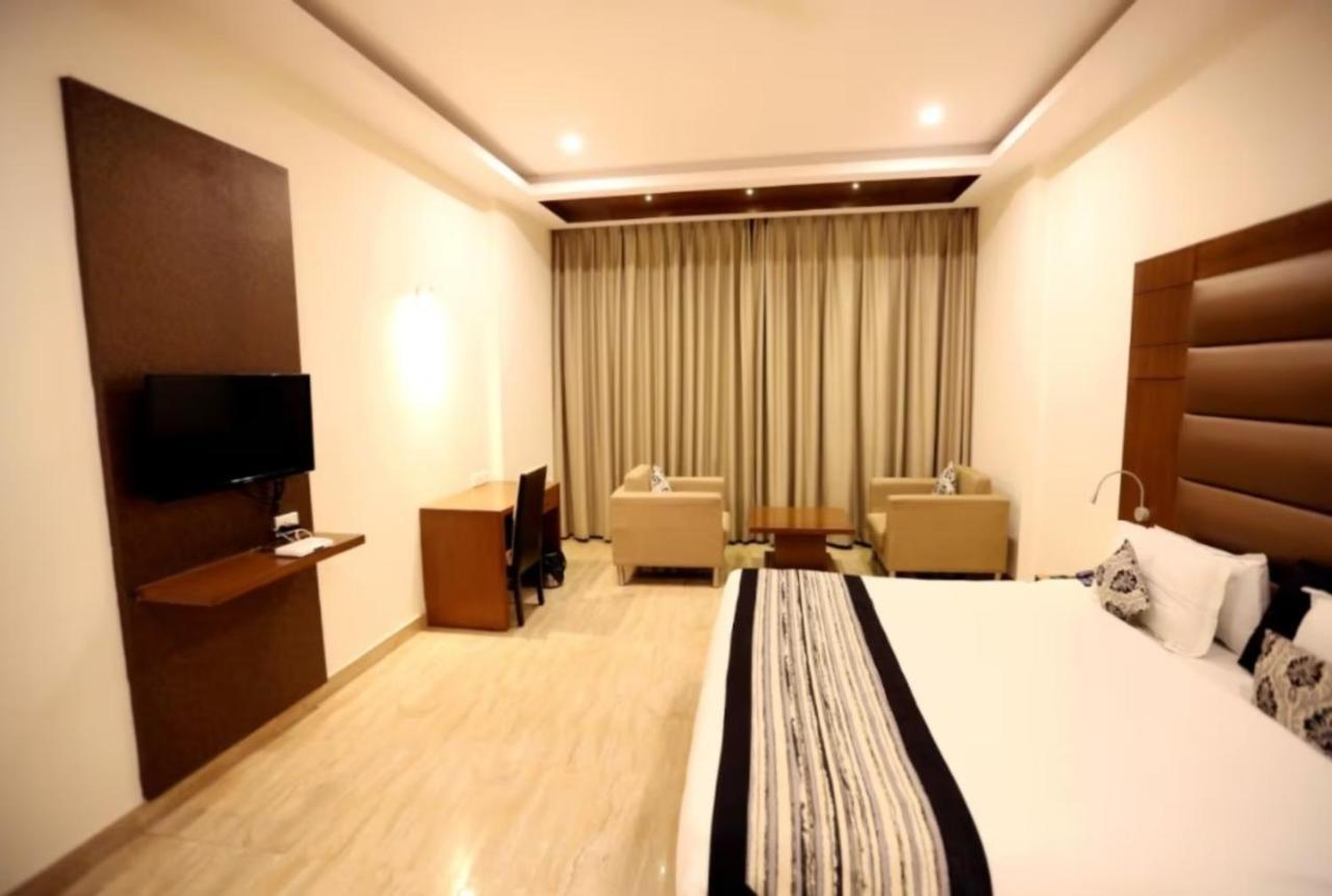 Hotel Krishna Palace, Ayodhya Bagian luar foto